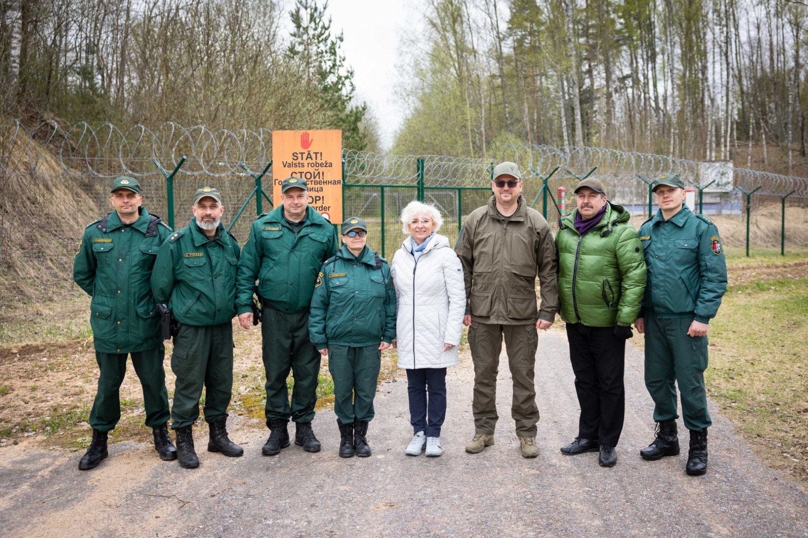 FOTO: Saeimas priekšsēdētāja ar robežsargiem uz robežas