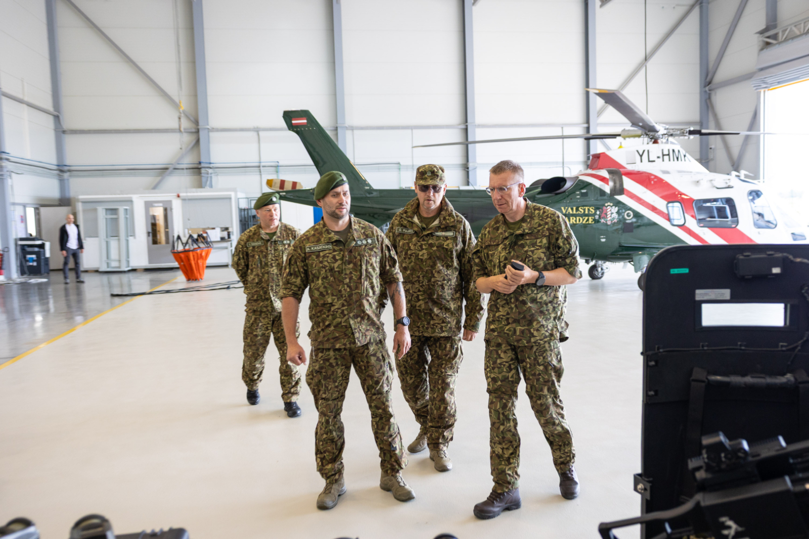 FOTO: VRS priekšnieks un Valsts prezidents apmeklē austrumu robežu