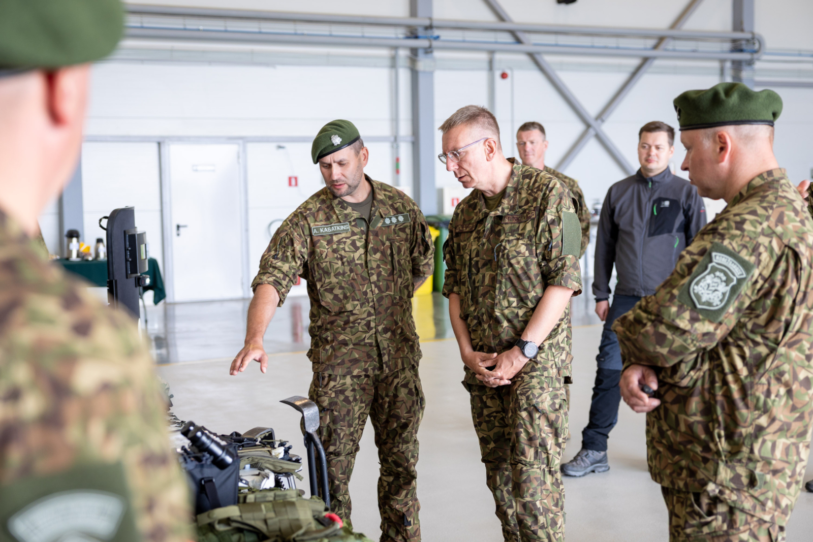 FOTO: VRS priekšnieks un Valsts prezidents apmeklē austrumu robežu