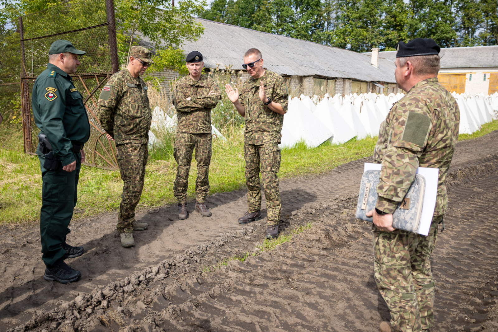 FOTO: VRS priekšnieks un Valsts prezidents apmeklē austrumu robežu