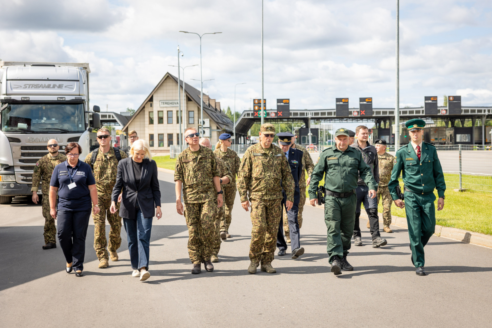 FOTO: VRS priekšnieks un Valsts prezidents apmeklē austrumu robežu