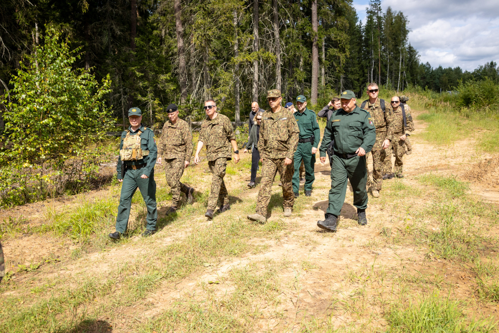 FOTO: VRS priekšnieks un Valsts prezidents apmeklē austrumu robežu