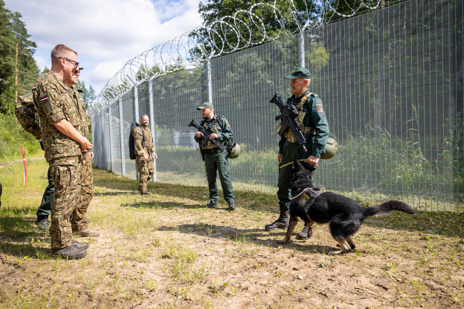 FOTO: VRS priekšnieks un Valsts prezidents apmeklē austrumu robežu