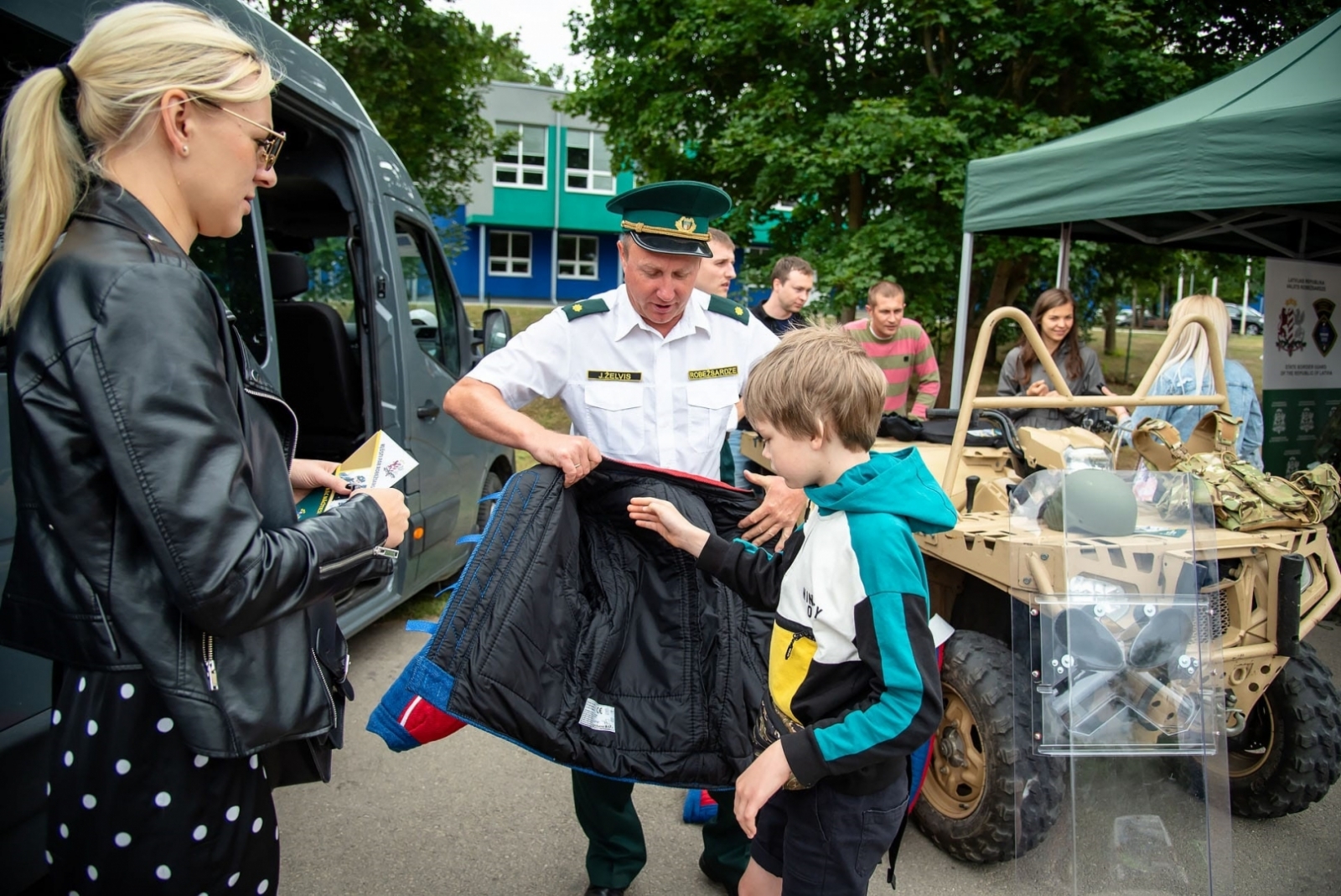 Valsts robežsardzes Daugavpils pārvaldes amatpersonas  piedalās Līvānu pilsētas svētkos