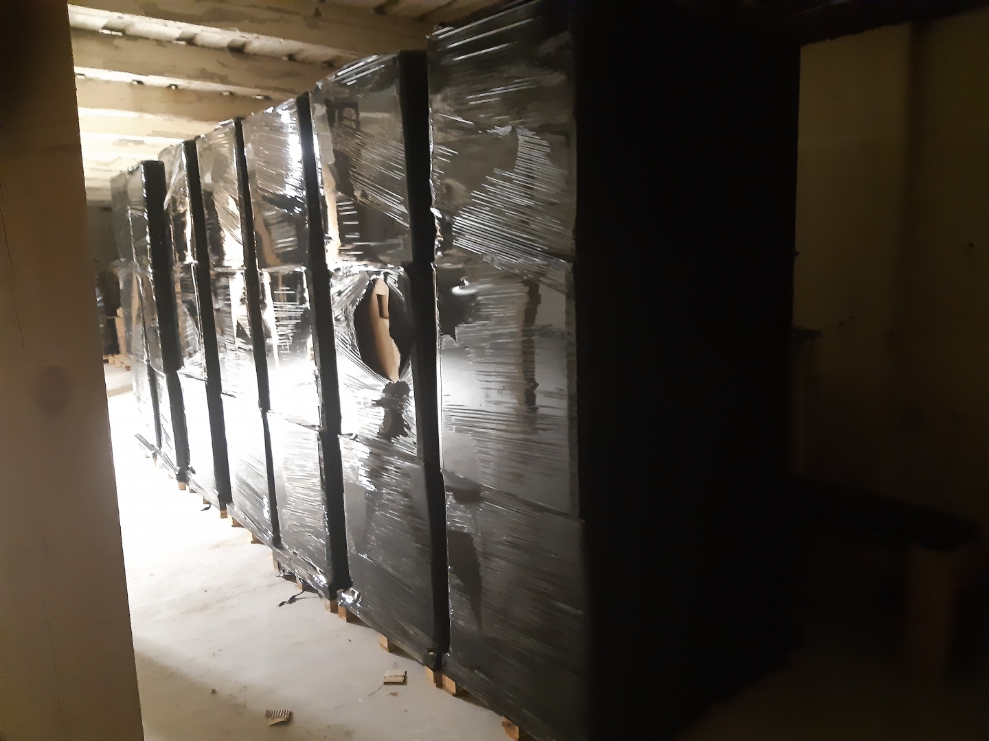 Par nelikumīgu tabakas izstrādājumu ražošanu un uzglabāšanu likumsargi aiztur piecas personas