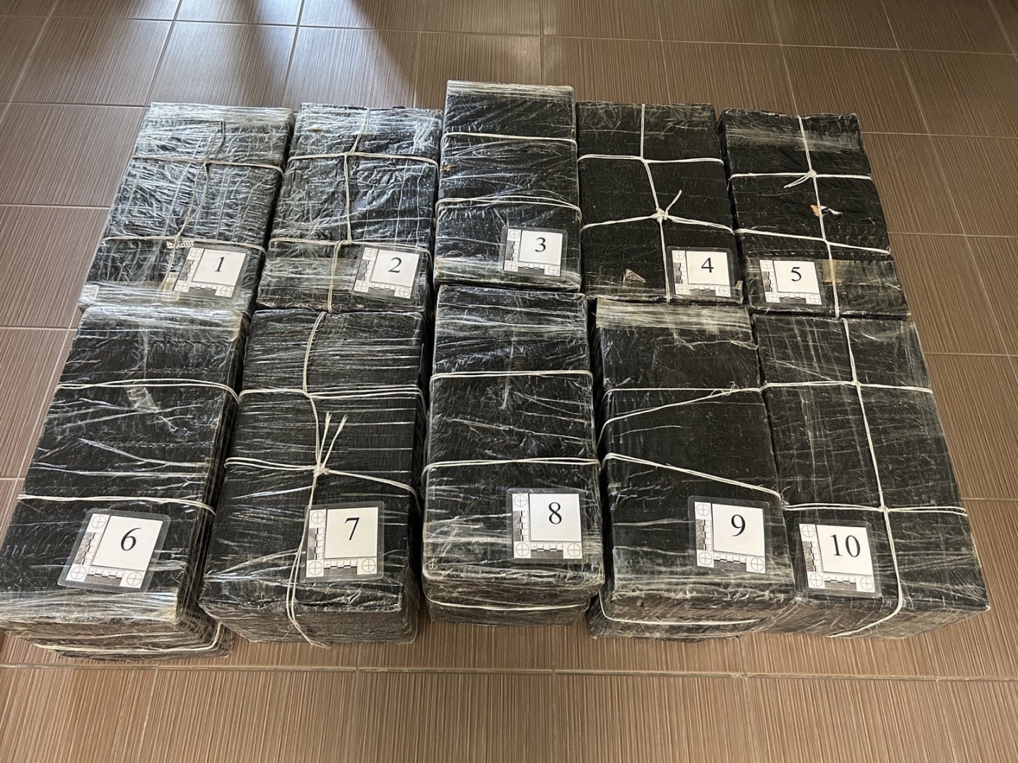 Robežsargi izņem 100 000 kontrabandas cigarešu