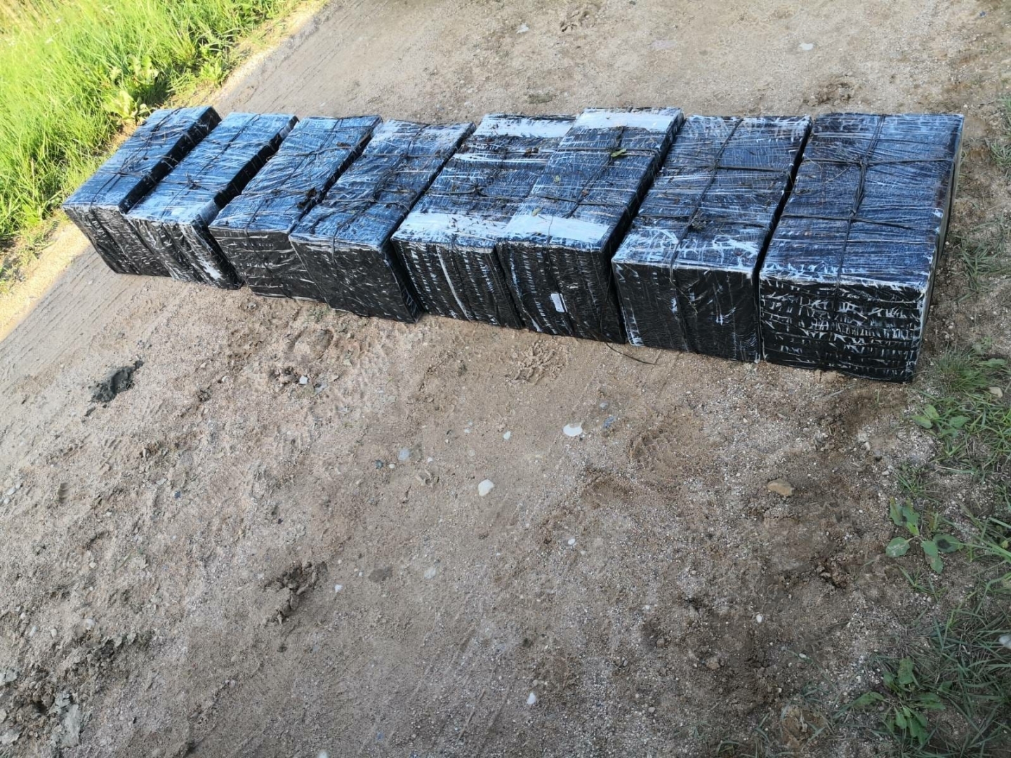 Robežsargi izņem 80 000 kontrabandas cigarešu