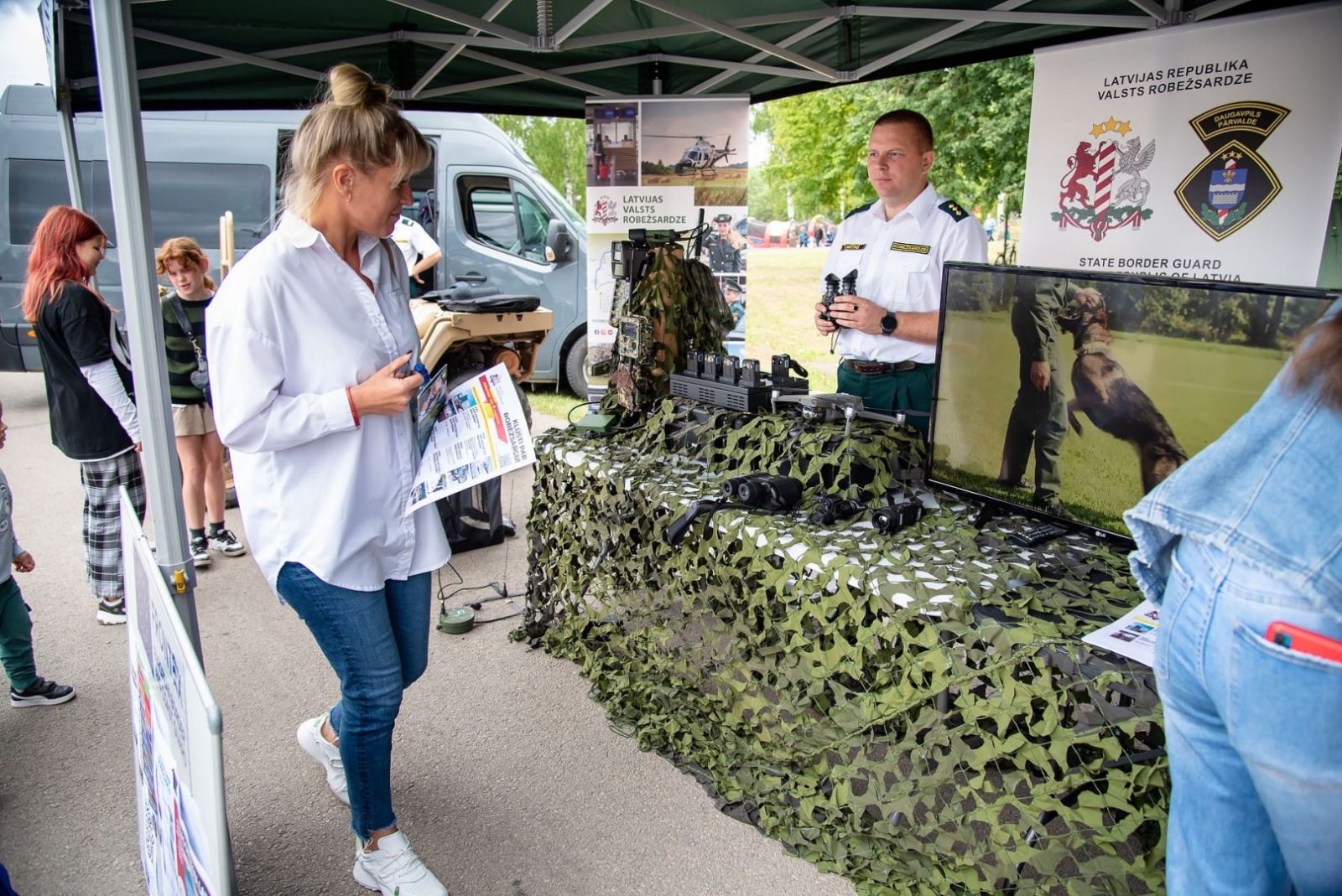 Valsts robežsardzes Daugavpils pārvaldes amatpersonas  piedalās Līvānu pilsētas svētkos