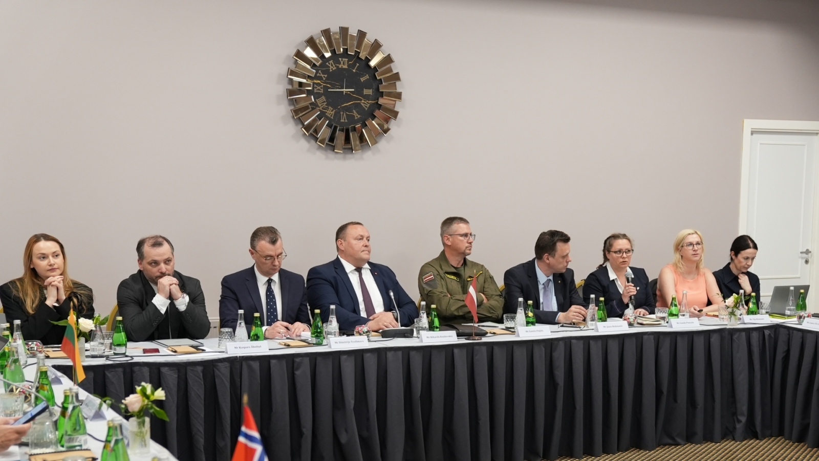 FOTO: VRS priekšnieks sanāksmē