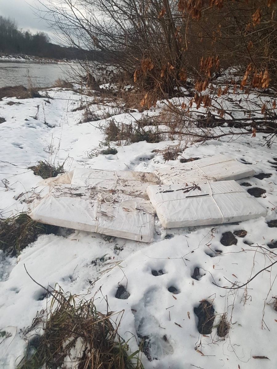 FOTO: Kontrabandas cigaretes