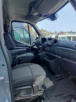 Valsts robežsardze saņēma mikroautobusus suņu pārvadāšanai