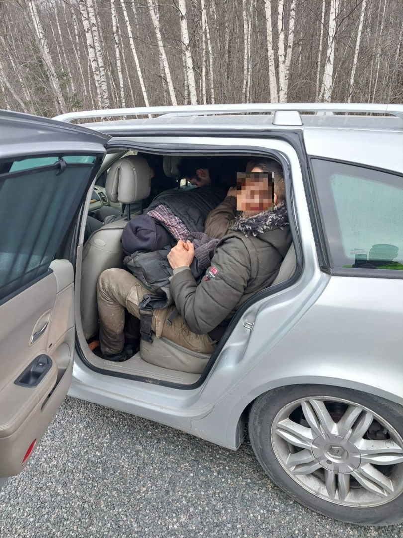 FOTO: Aizturētie migranti automašīnā