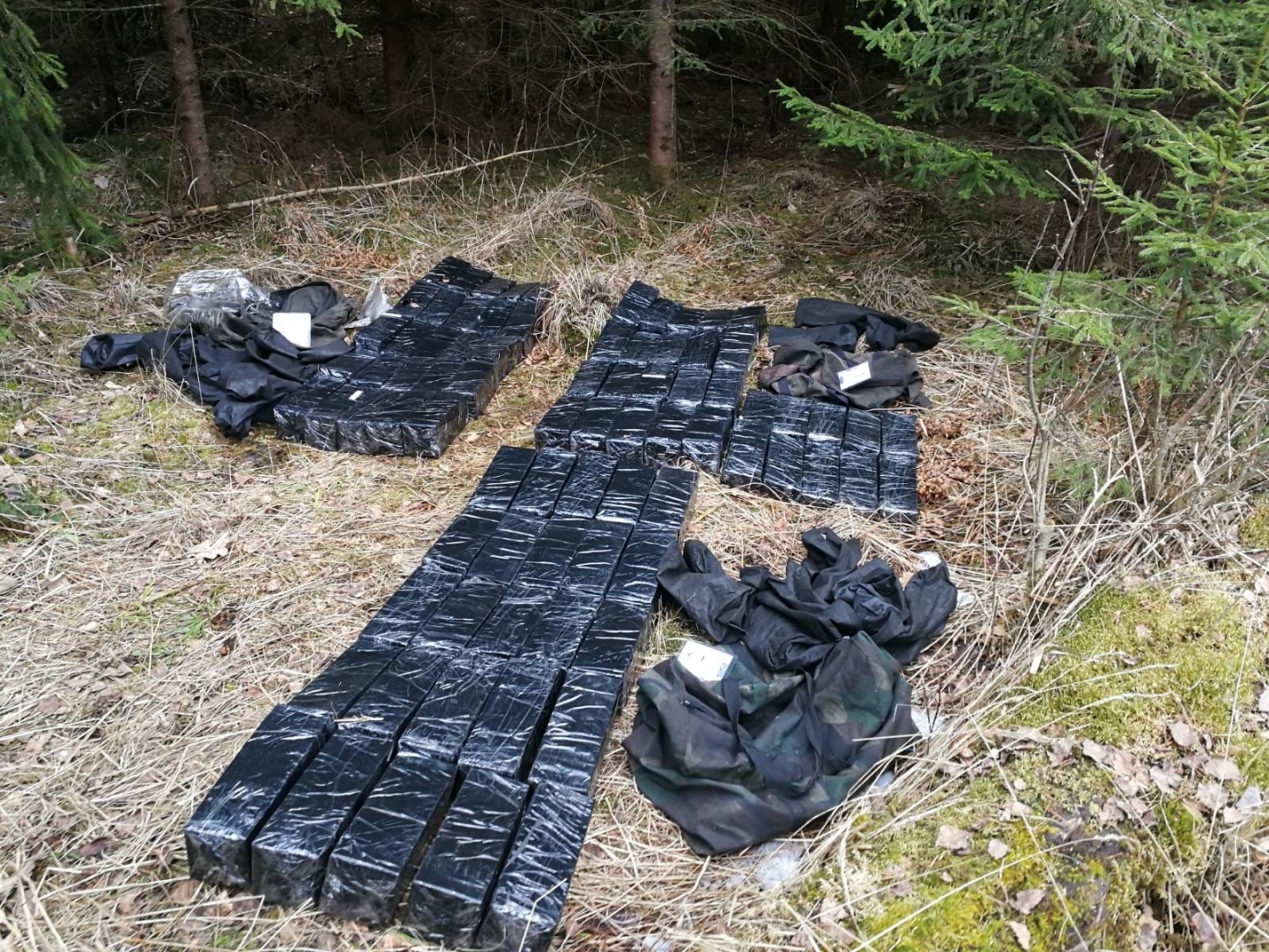 FOTO: Kontrabandas cigaretes