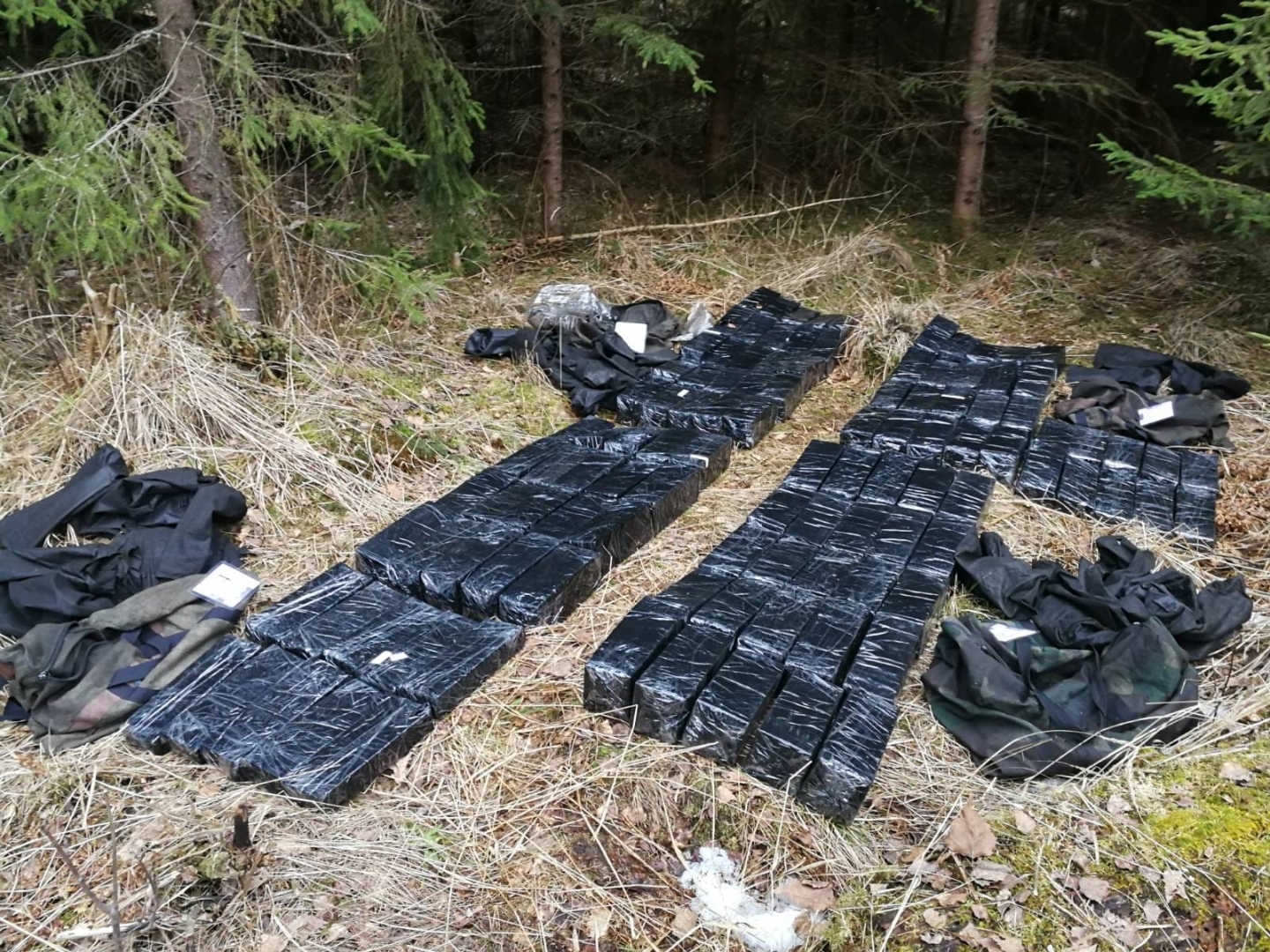 FOTO: Kontrabandas cigaretes