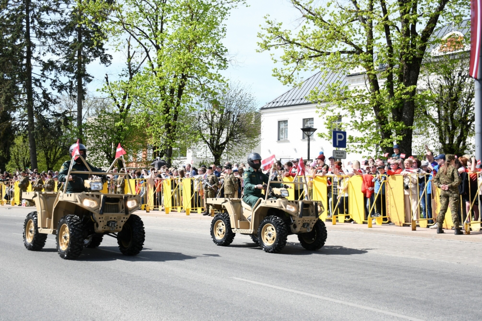 FOTO: Robežsargi piedalās 4. maija svinībās Rēzeknē