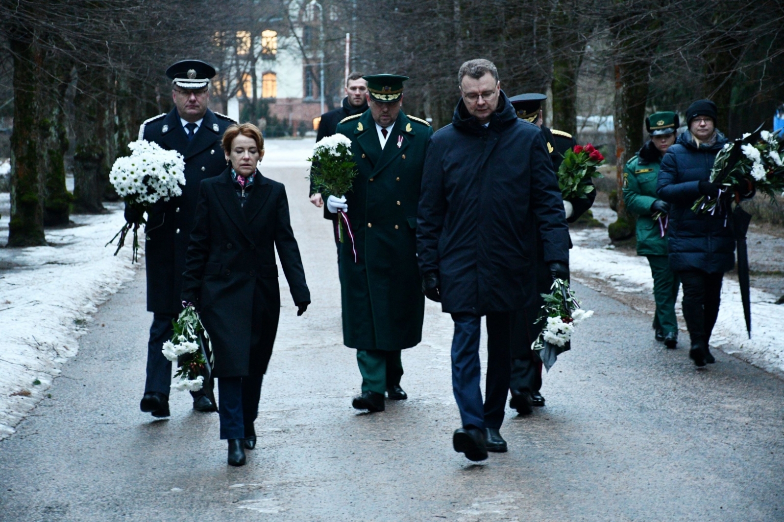 FOTO: Ziedu nolikšana par godu 1991. gada barikāžu aizstāvju atceres dienai