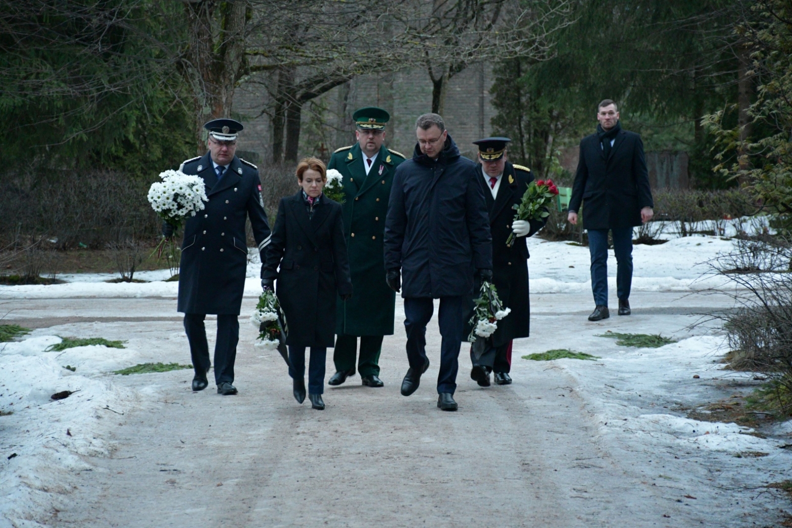 FOTO: Ziedu nolikšana par godu 1991. gada barikāžu aizstāvju atceres dienai