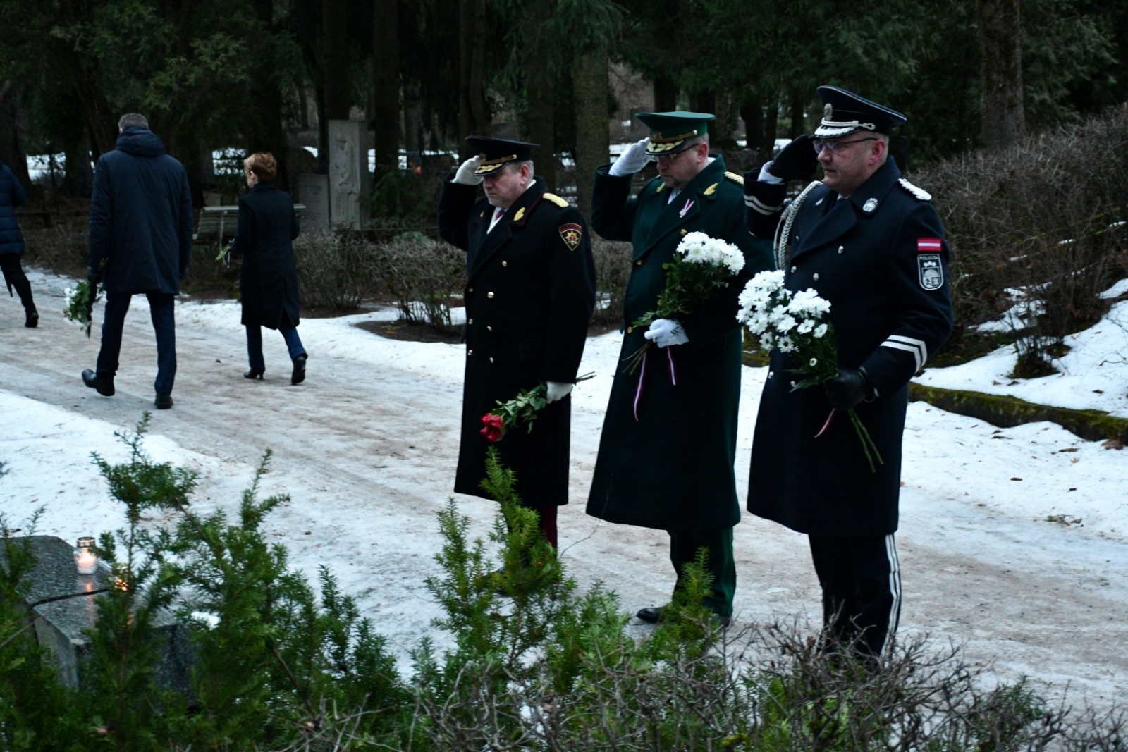 FOTO: Ziedu nolikšana par godu 1991. gada barikāžu aizstāvju atceres dienai