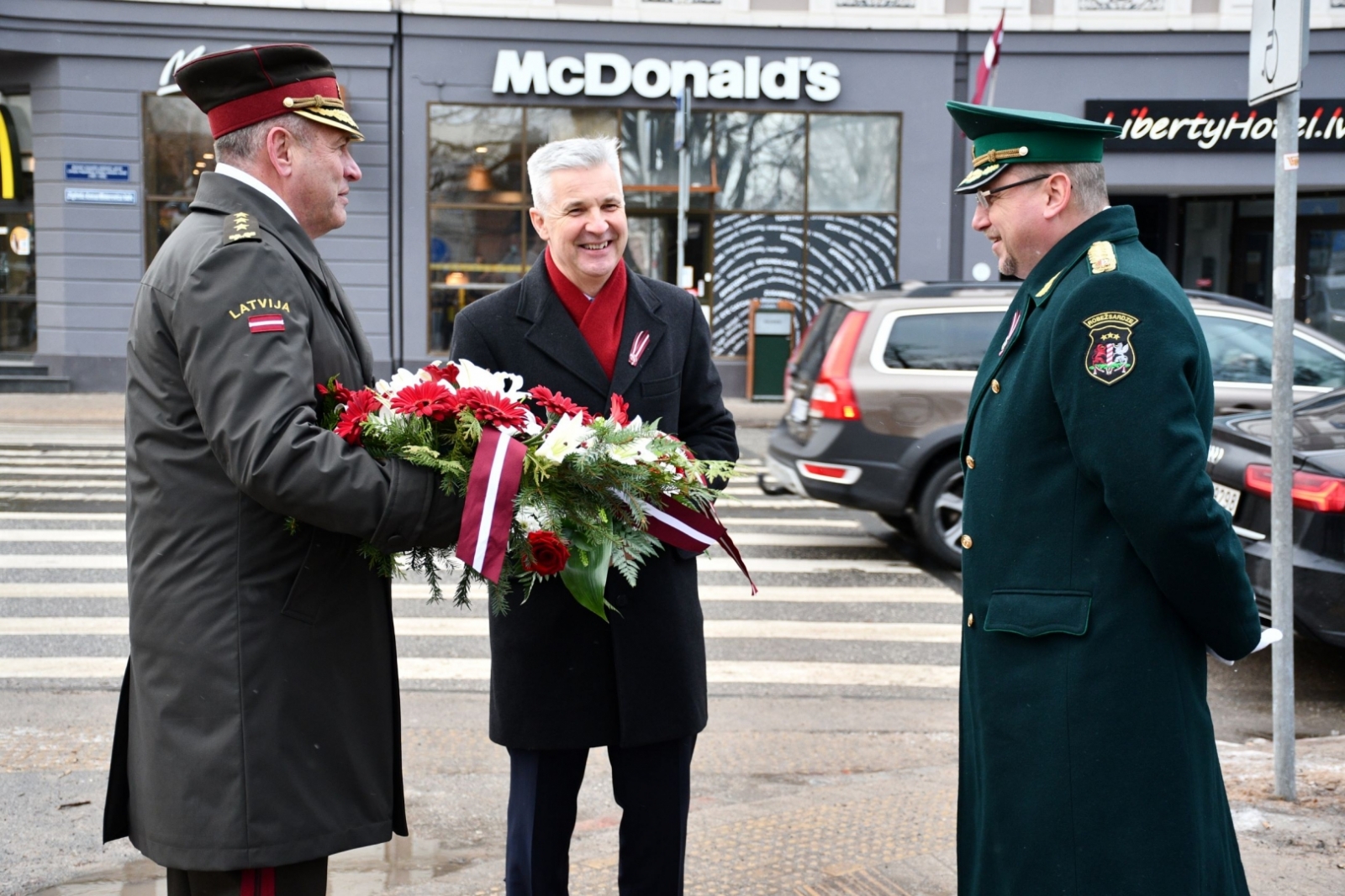 FOTO: Ziedu nolikšana par godu 1991. gada barikāžu aizstāvju atceres dienai