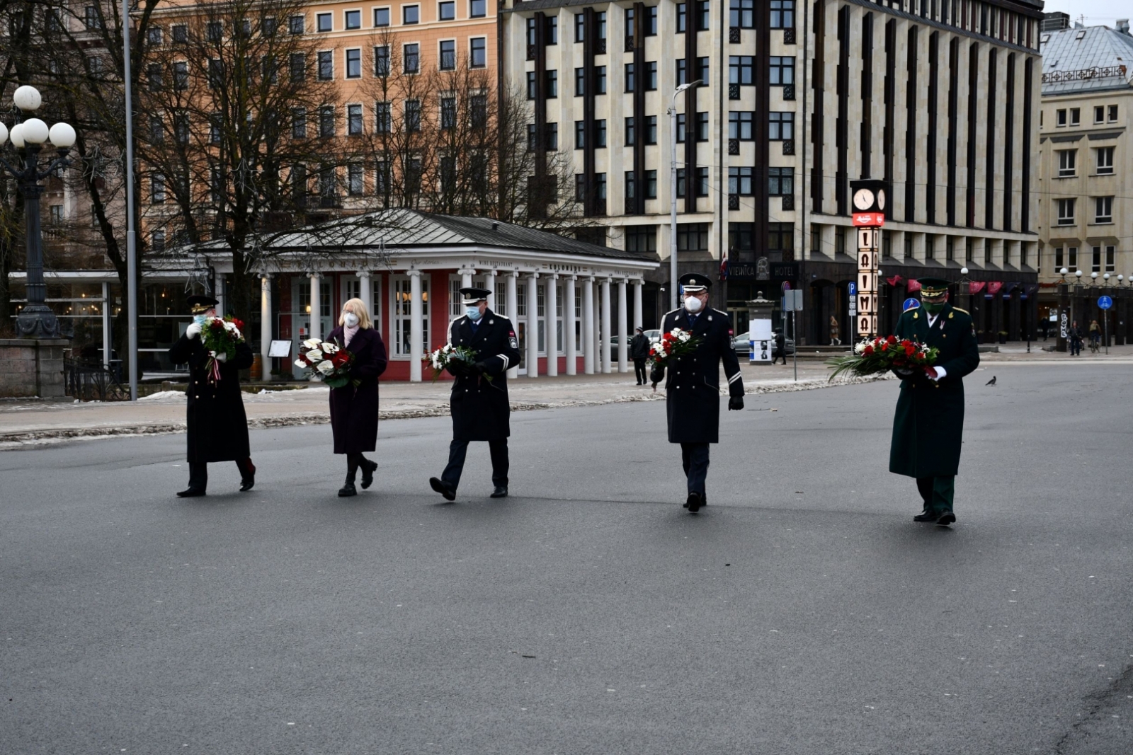 FOTO: Ziedu nolikšana par godu 1991. gada barikāžu aizstāvju atceres dienai