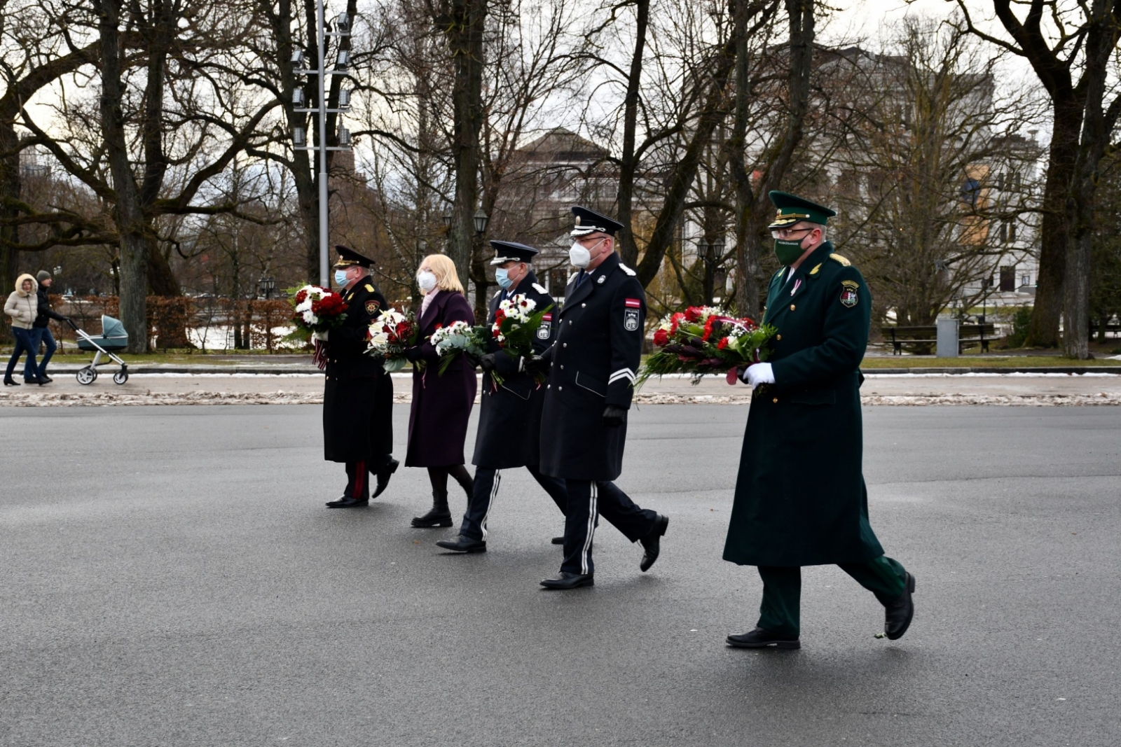 FOTO: Ziedu nolikšana par godu 1991. gada barikāžu aizstāvju atceres dienai