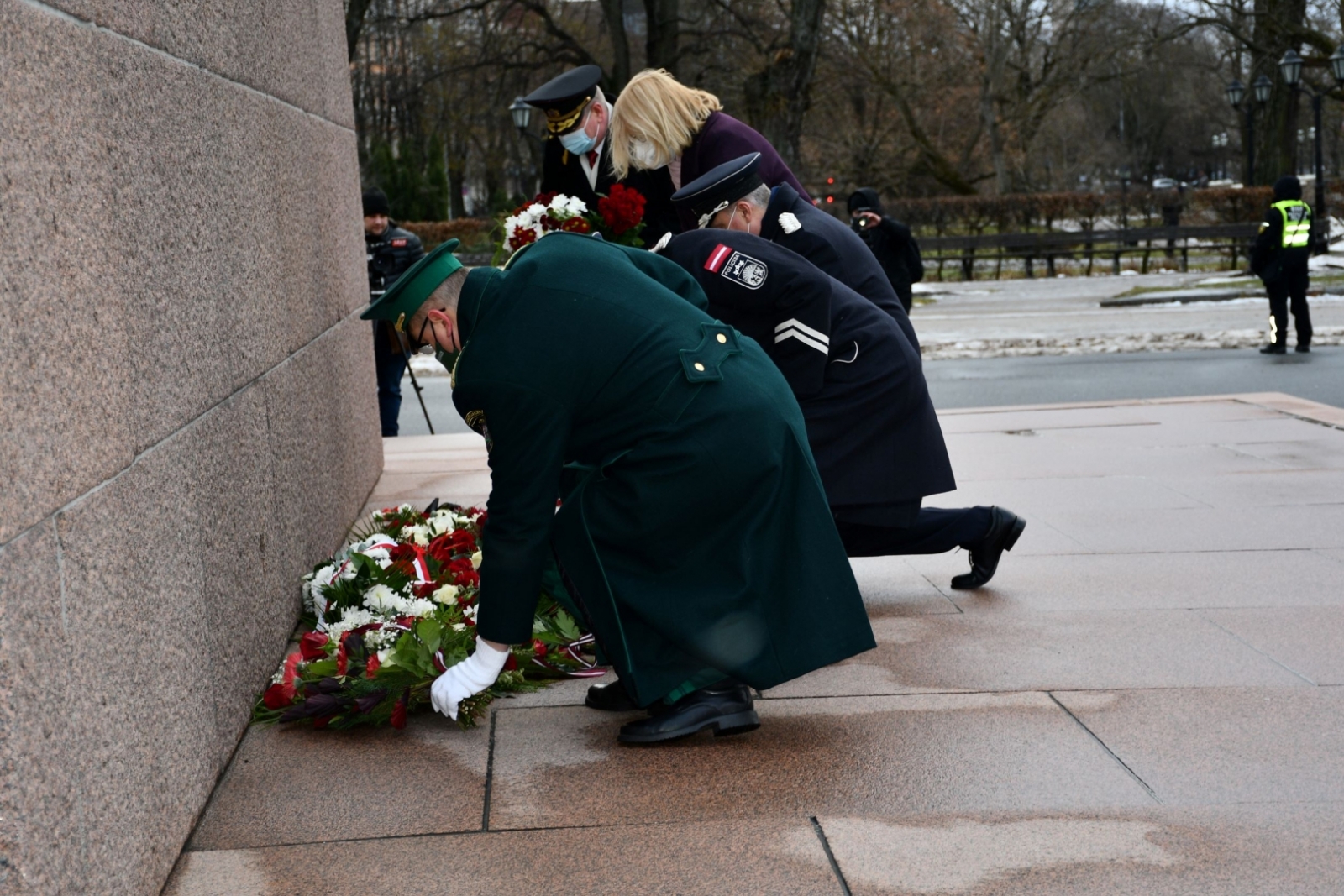 FOTO: Ziedu nolikšana par godu 1991. gada barikāžu aizstāvju atceres dienai