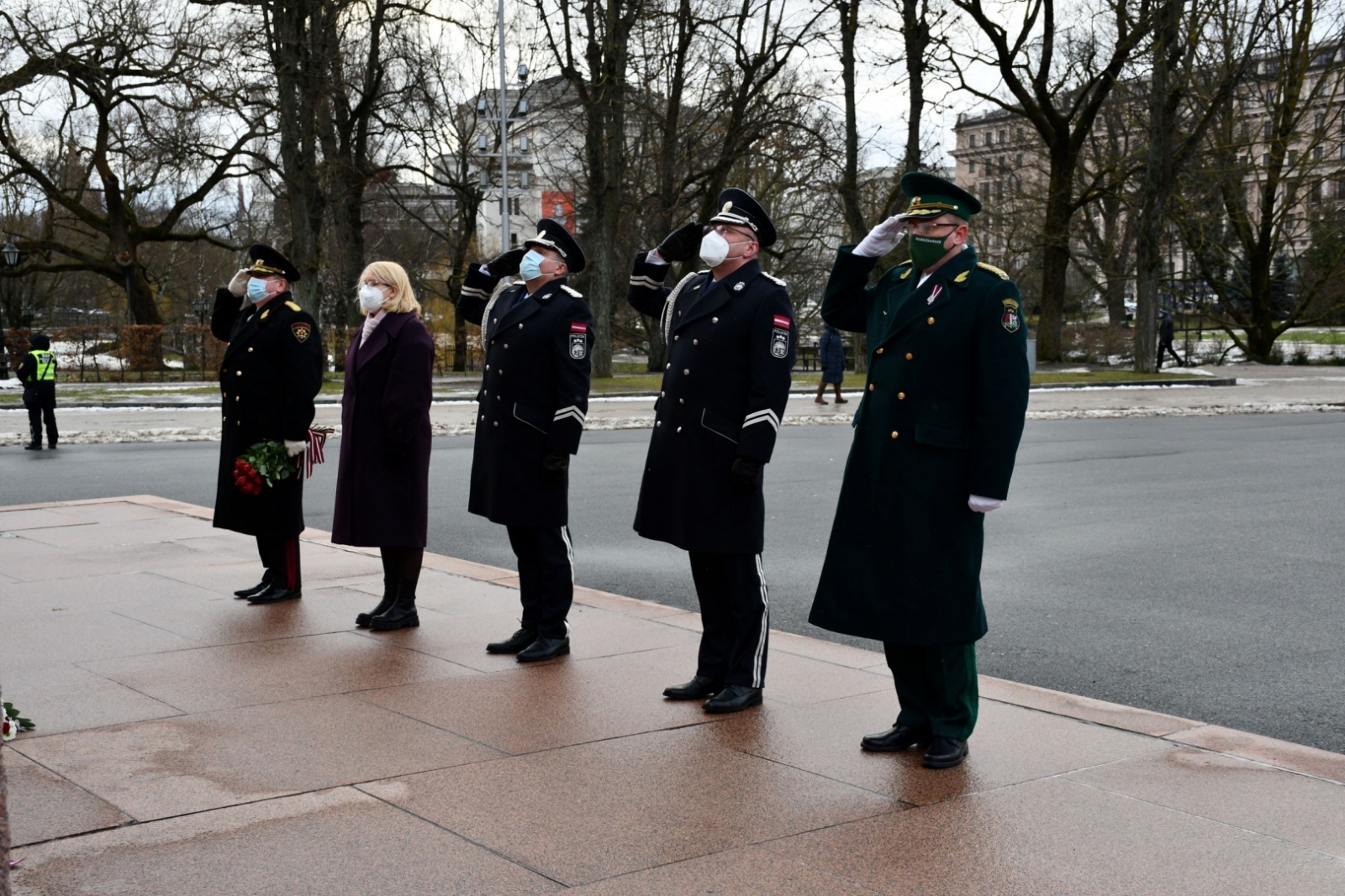 FOTO: Ziedu nolikšana par godu 1991. gada barikāžu aizstāvju atceres dienai