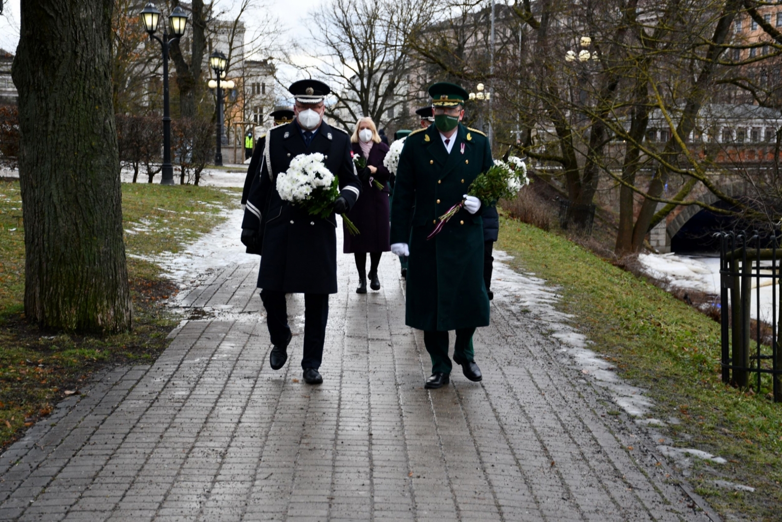 FOTO: Ziedu nolikšana par godu 1991. gada barikāžu aizstāvju atceres dienai