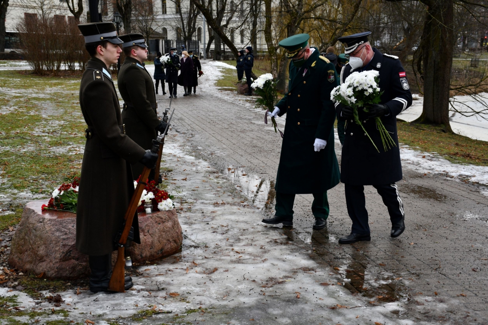 FOTO: Ziedu nolikšana par godu 1991. gada barikāžu aizstāvju atceres dienai