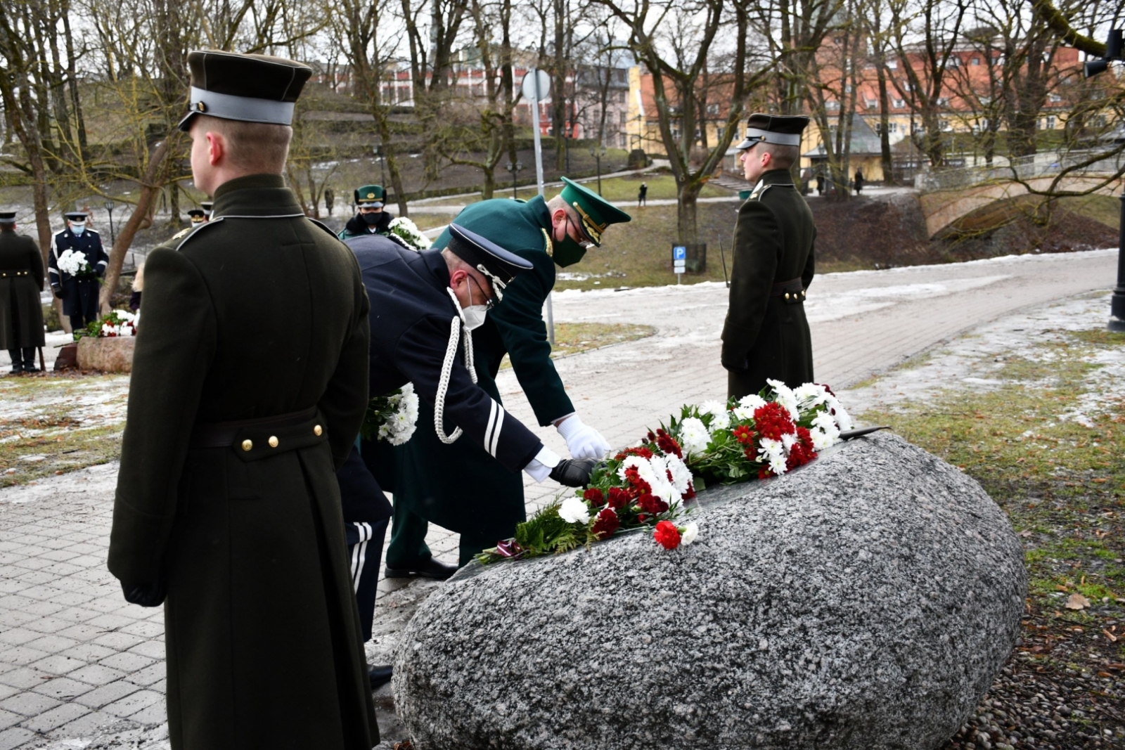 FOTO: Ziedu nolikšana par godu 1991. gada barikāžu aizstāvju atceres dienai