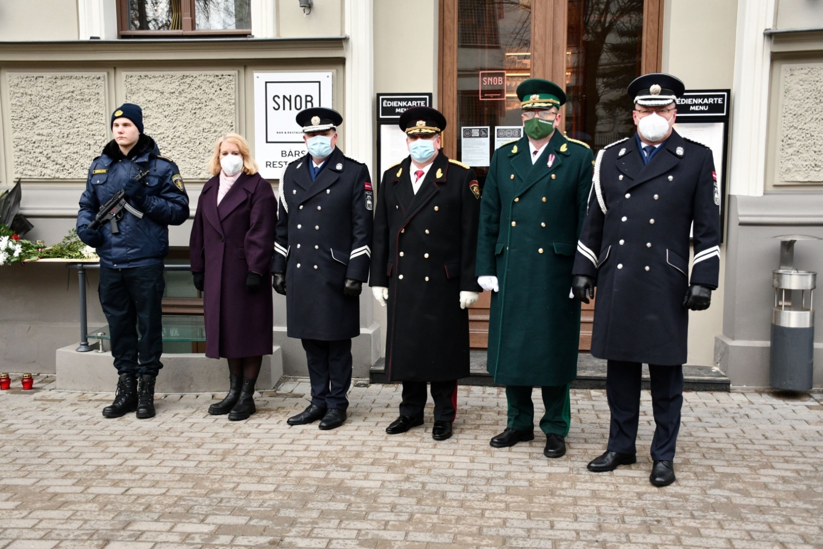 FOTO: Ziedu nolikšana par godu 1991. gada barikāžu aizstāvju atceres dienai