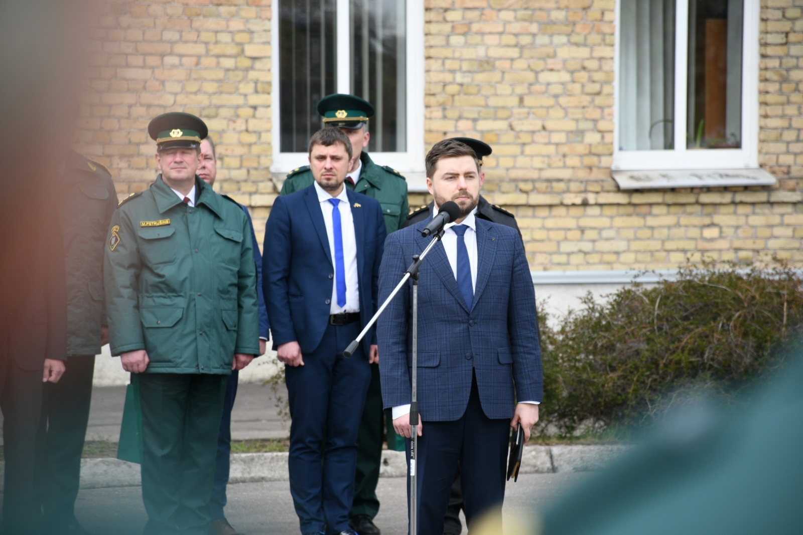 Valsts robežsardzei nodot Hersonas okupācijas laikā nosargāto Latvijas karogu