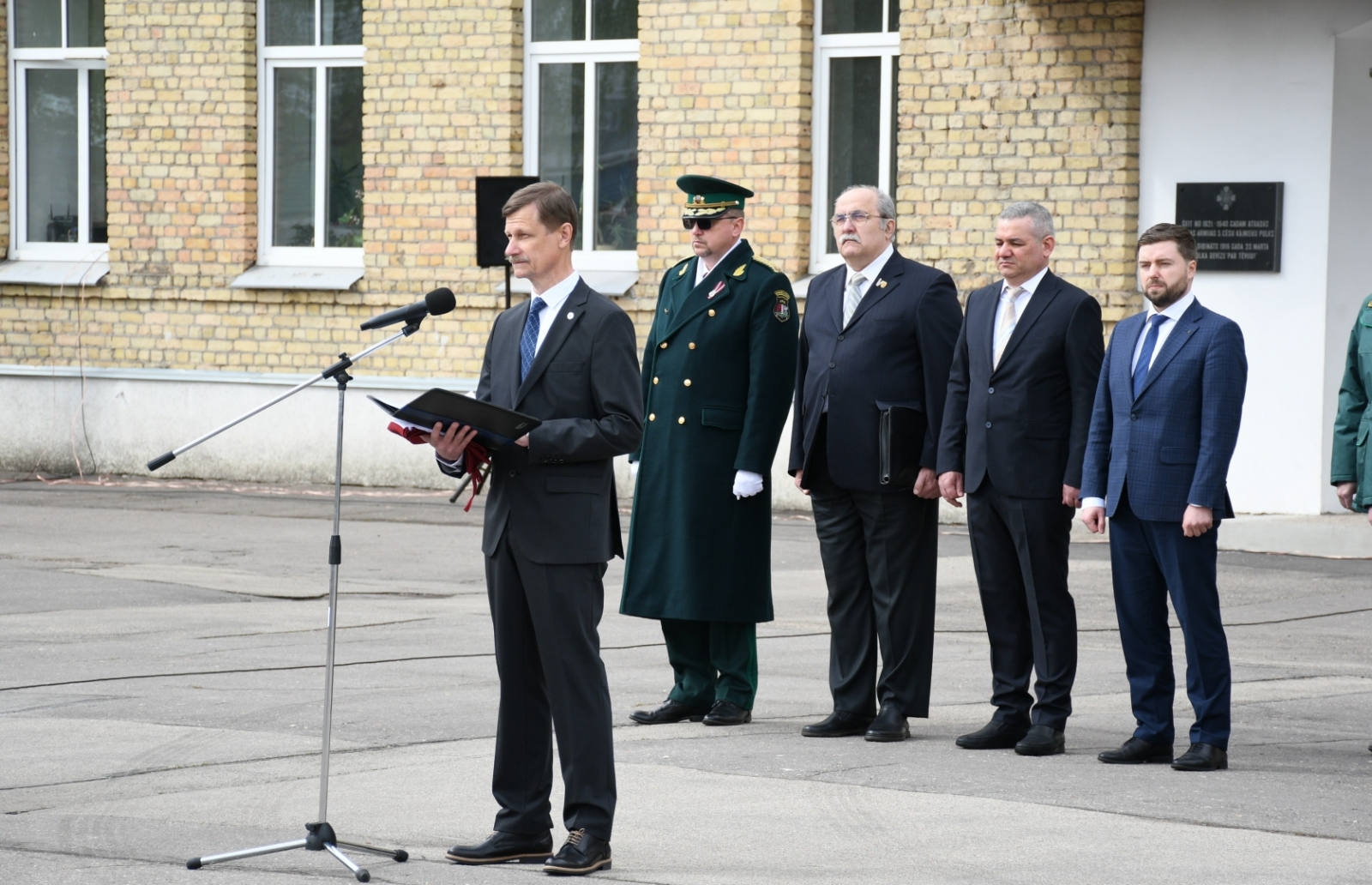 Valsts robežsardzei nodot Hersonas okupācijas laikā nosargāto Latvijas karogu