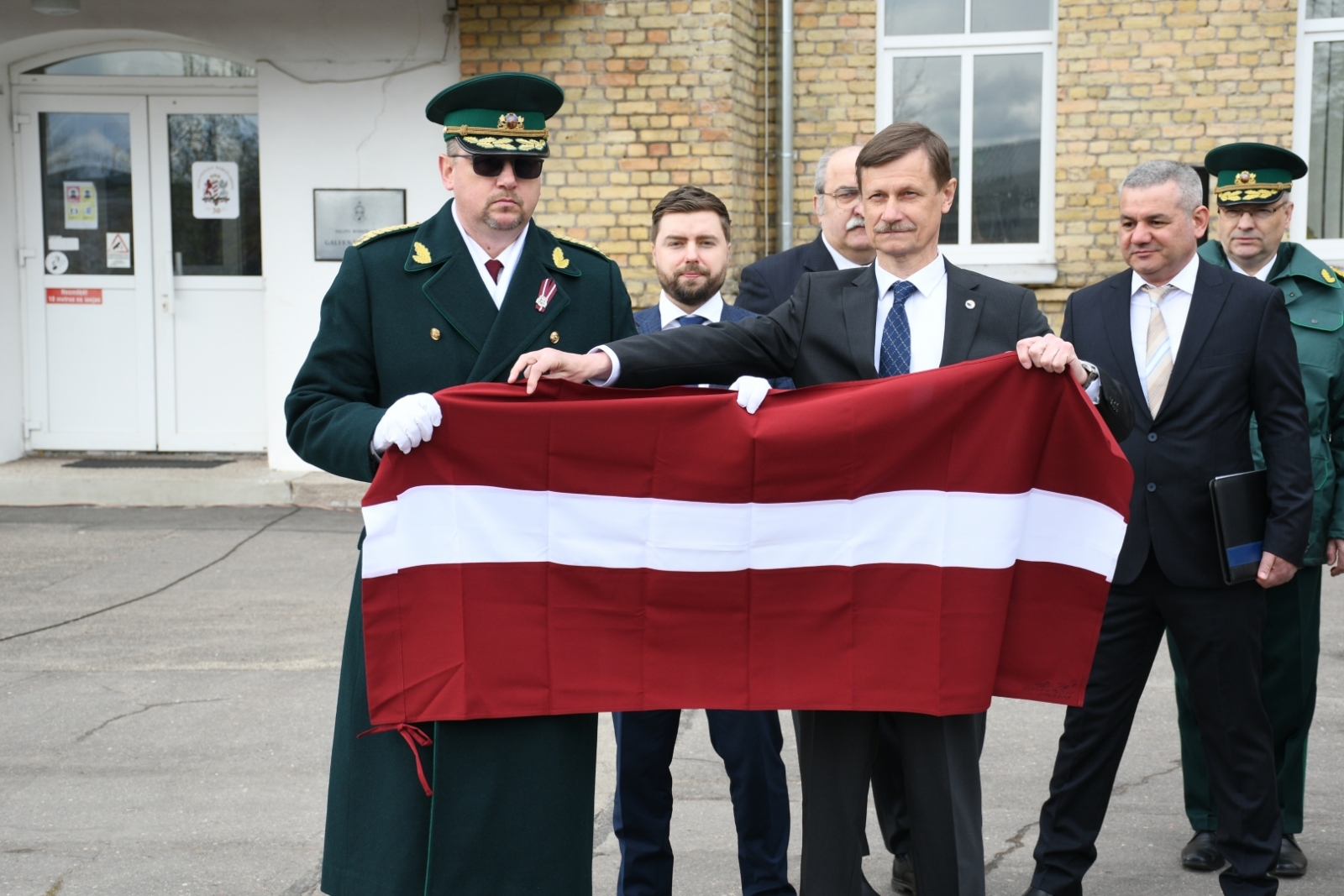 Valsts robežsardzei nodot Hersonas okupācijas laikā nosargāto Latvijas karogu