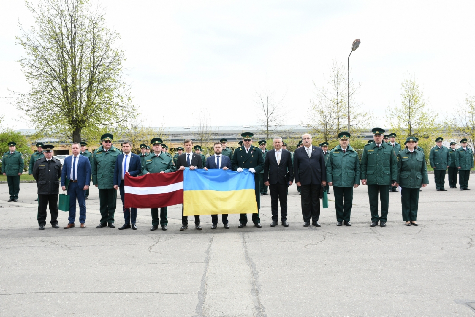 Valsts robežsardzei nodot Hersonas okupācijas laikā nosargāto Latvijas karogu