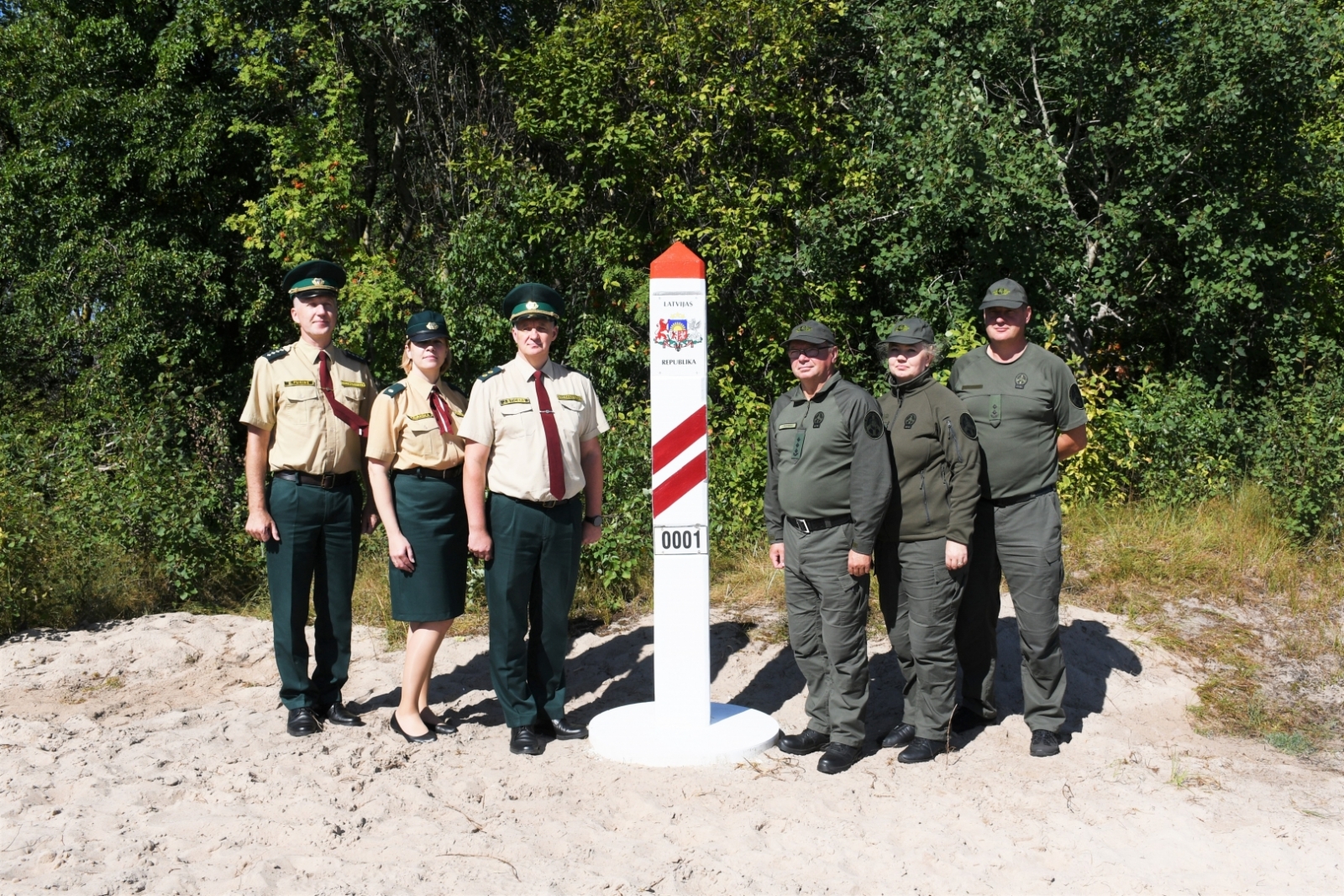 Tiek uzstādīta atjaunotā Latvijas un Lietuvas robežzīme