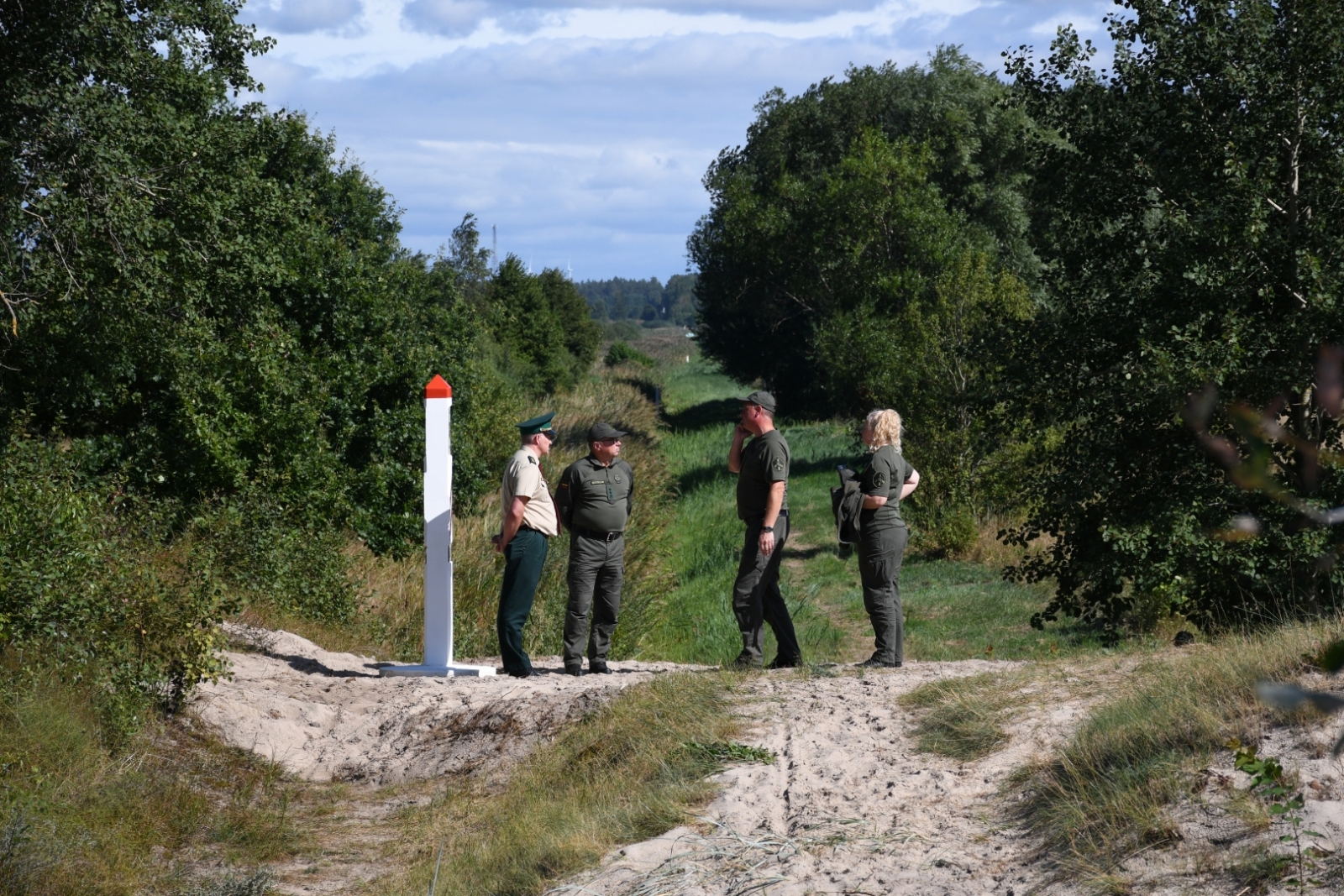 Tiek uzstādīta atjaunotā Latvijas un Lietuvas robežzīme