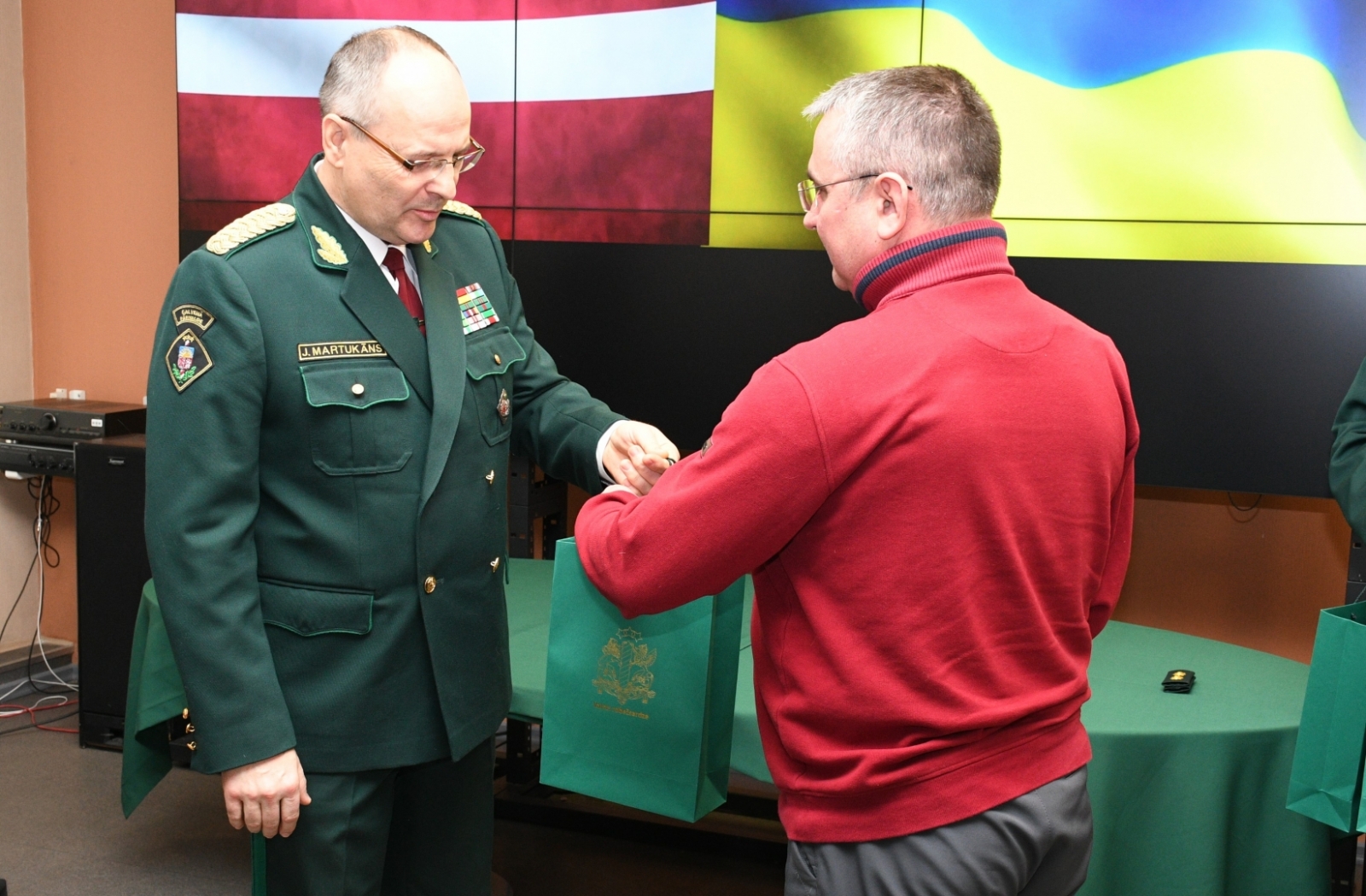 FOTO: Juris Martukāns pasniedz suvenīrus ukraiņu robežsargam