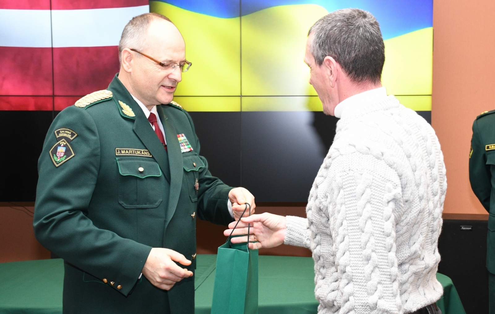 FOTO: Juris Martukāns pasniedz suvenīrus ukraiņu robežsargam