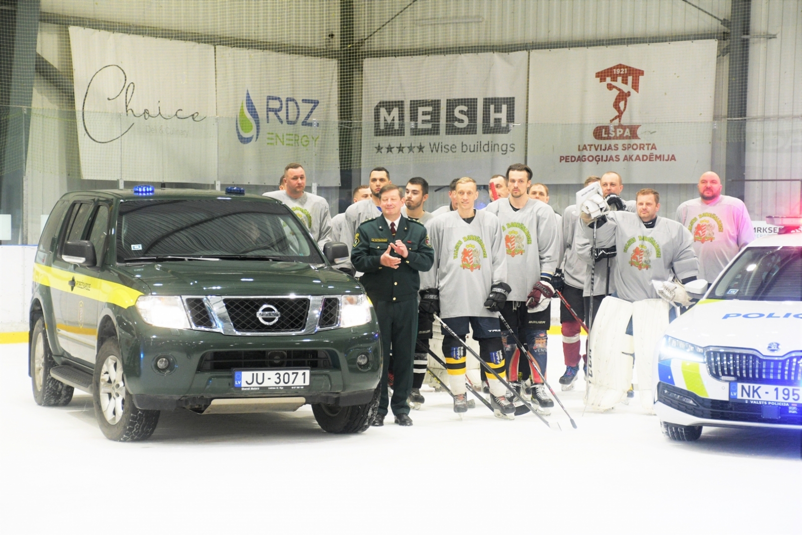 FOTO: VRS hokeja komanda piedalās operatīvo dienestu hokeja turnīrā “Operatīvo dienestu kauss”
