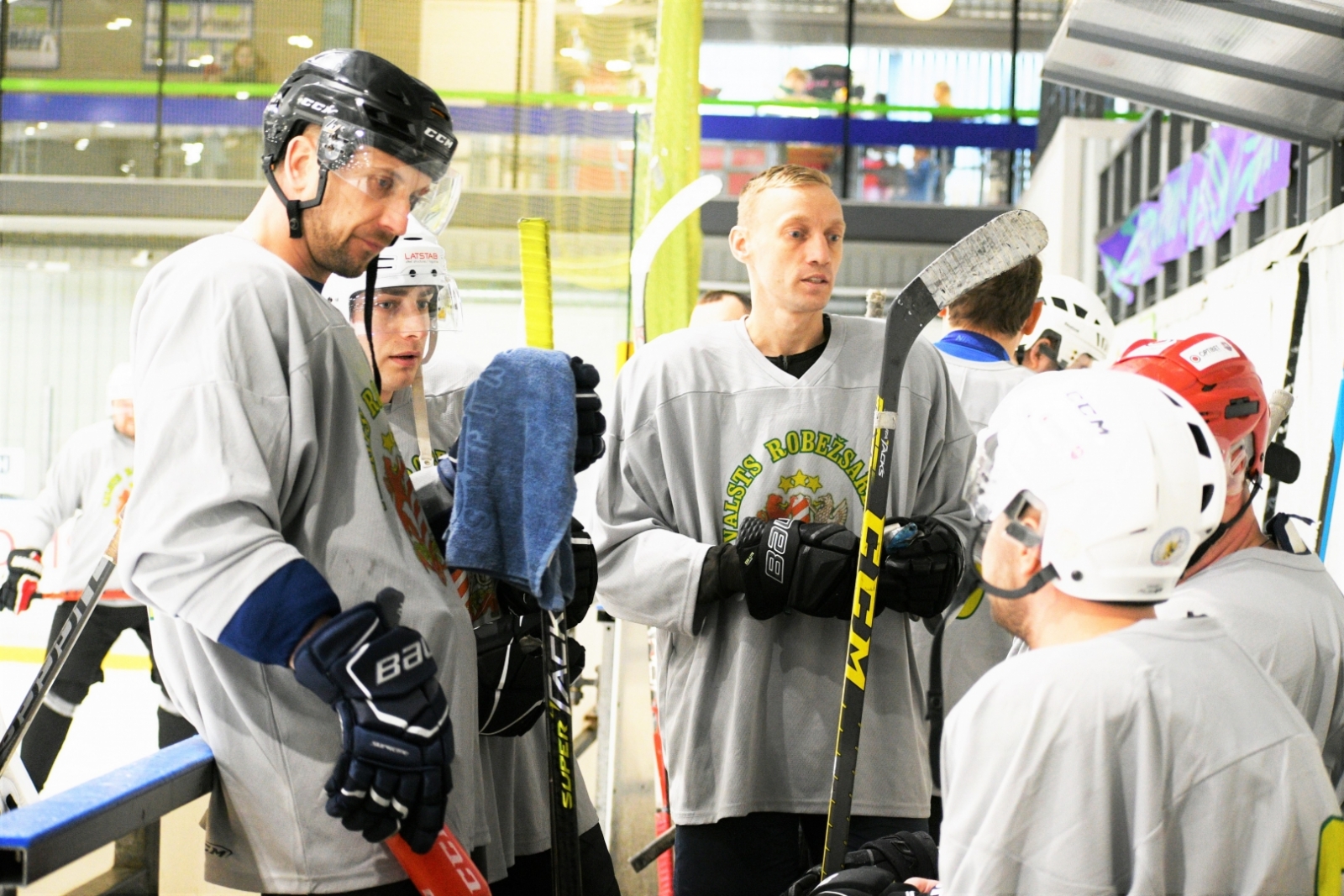 FOTO: VRS hokeja komanda piedalās operatīvo dienestu hokeja turnīrā “Operatīvo dienestu kauss”