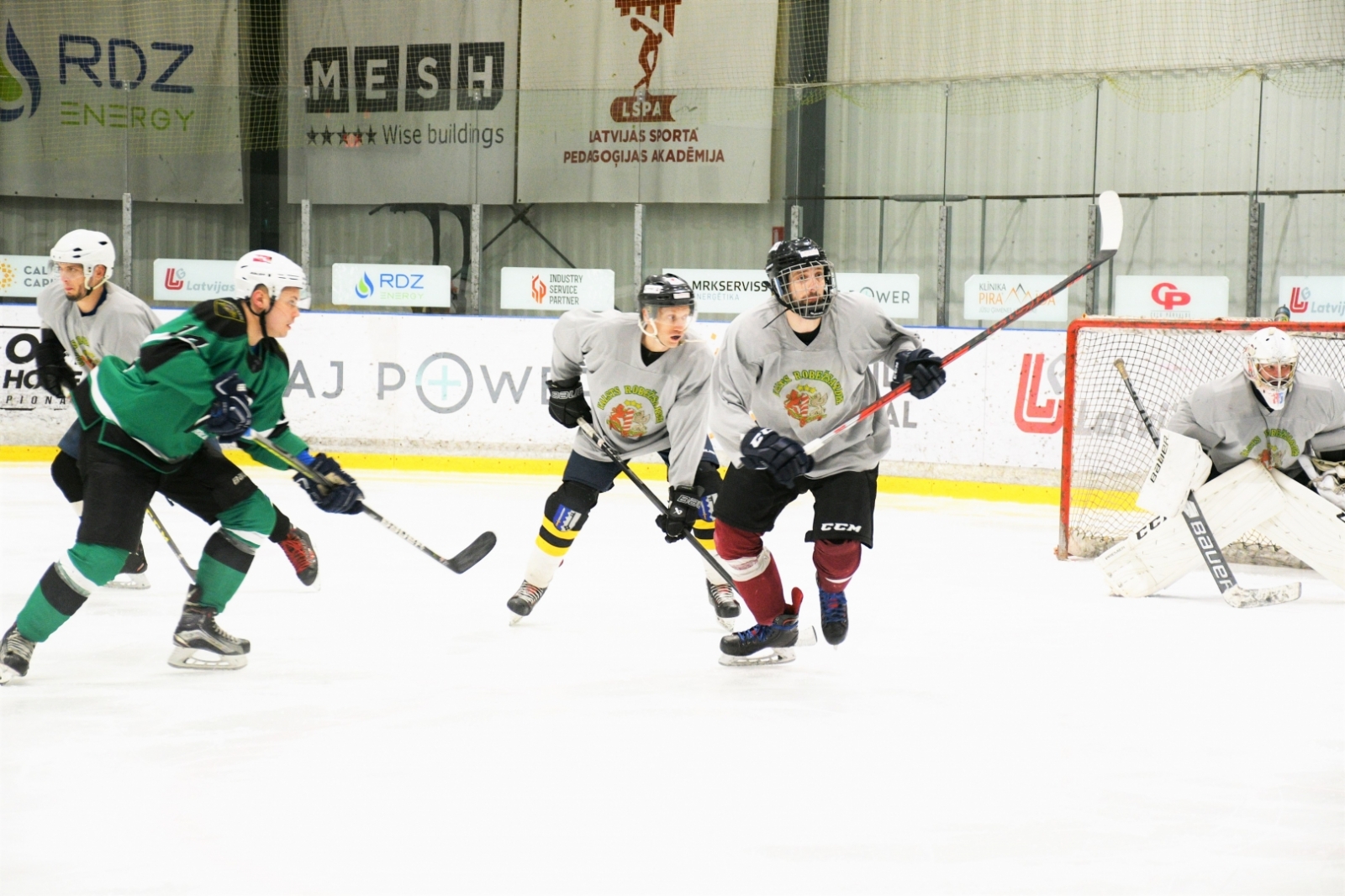 FOTO: VRS hokeja komanda piedalās operatīvo dienestu hokeja turnīrā “Operatīvo dienestu kauss”