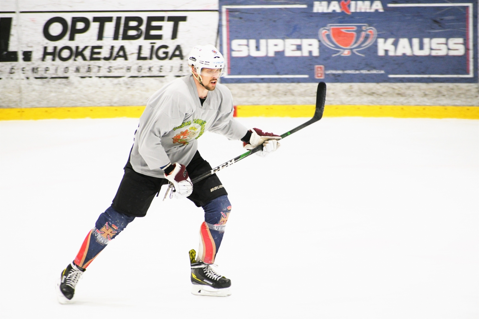 FOTO: VRS hokeja komanda piedalās operatīvo dienestu hokeja turnīrā “Operatīvo dienestu kauss”