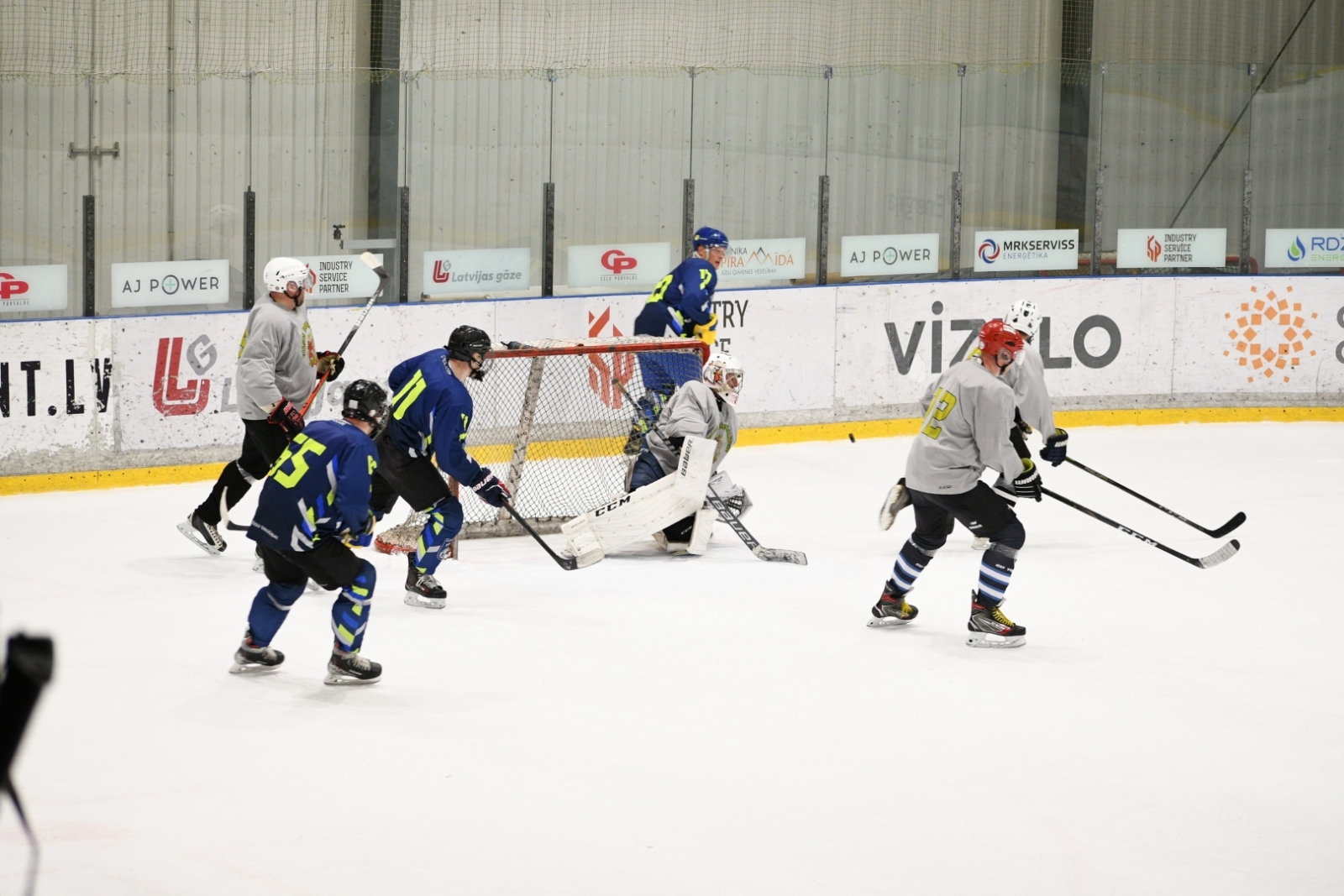 FOTO: VRS hokeja komanda piedalās operatīvo dienestu hokeja turnīrā “Operatīvo dienestu kauss”