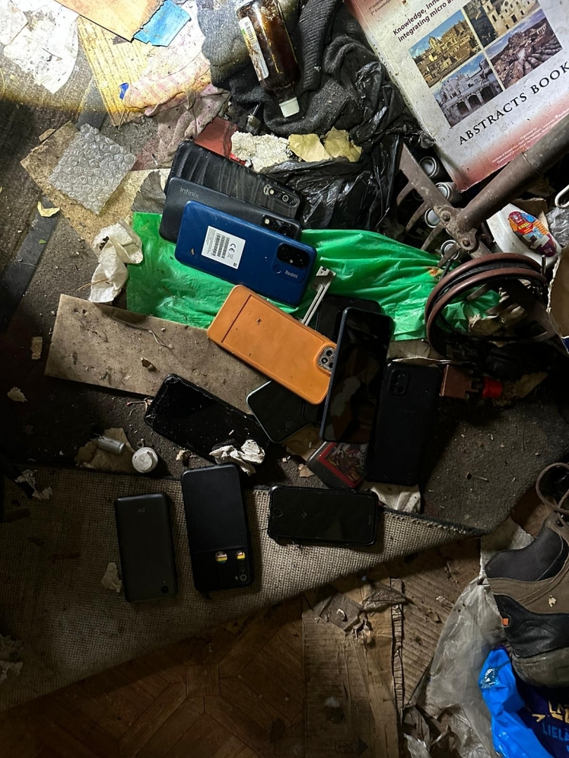 FOTO: Nelegālo migrantu lietas kādā mājā Latvijā