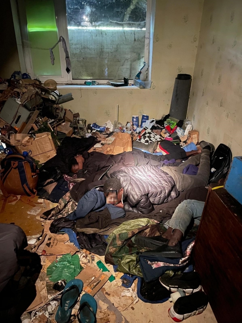 FOTO: Nelegālie migranti kādā mājā Latvijā