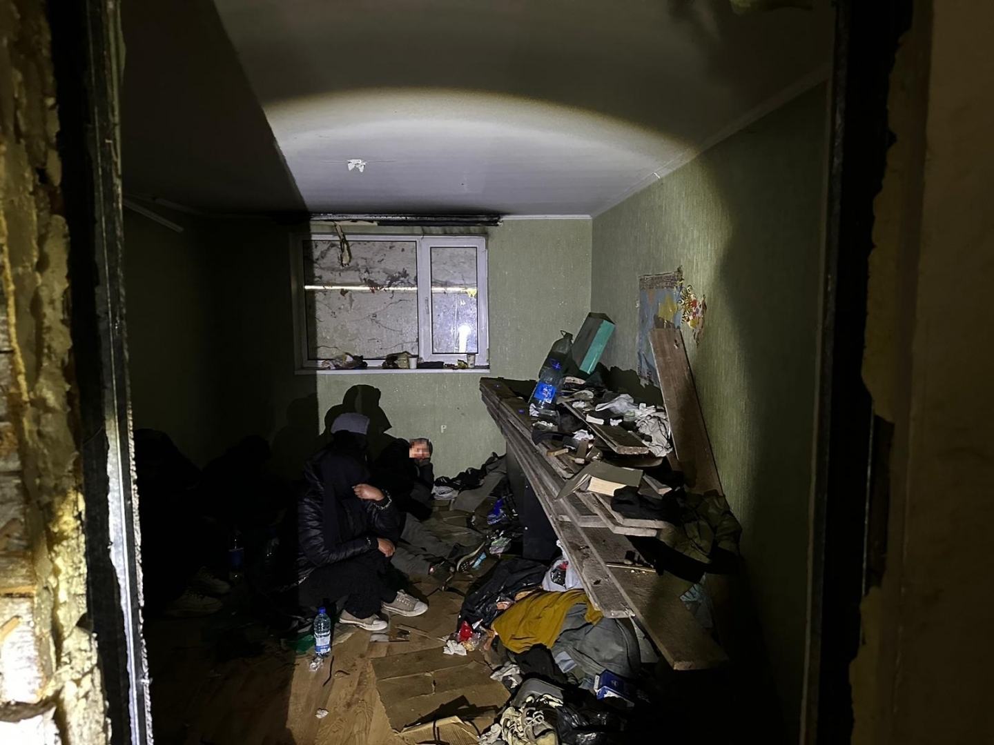 FOTO: Nelegālie migranti kādā mājā Latvijā