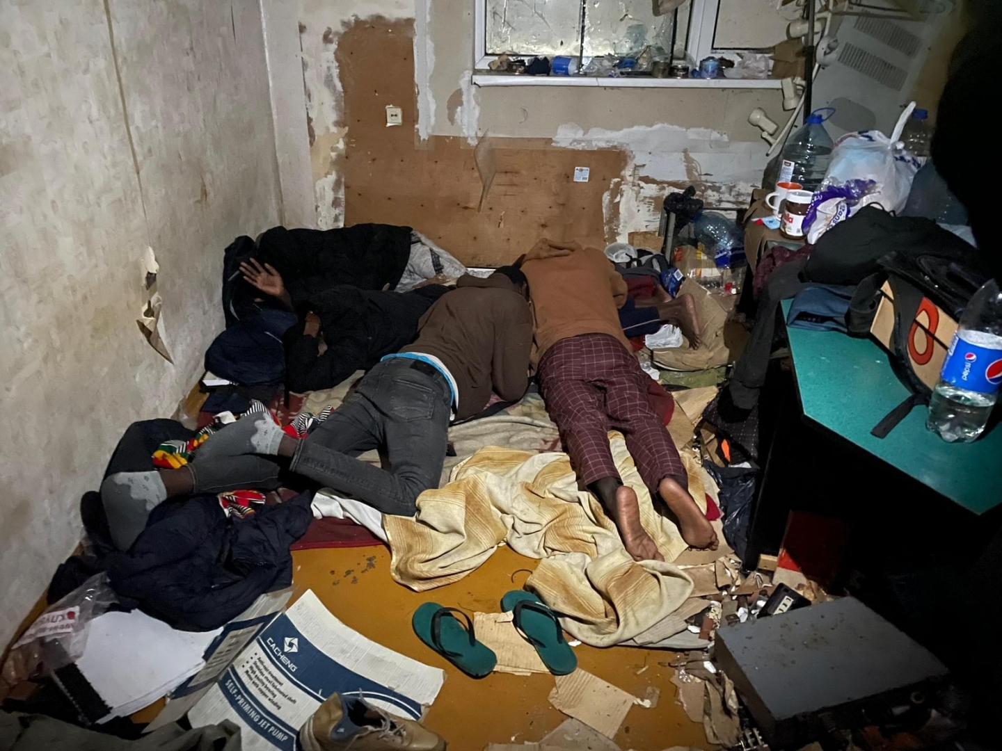 FOTO: Nelegālie migranti kādā mājā Latvijā