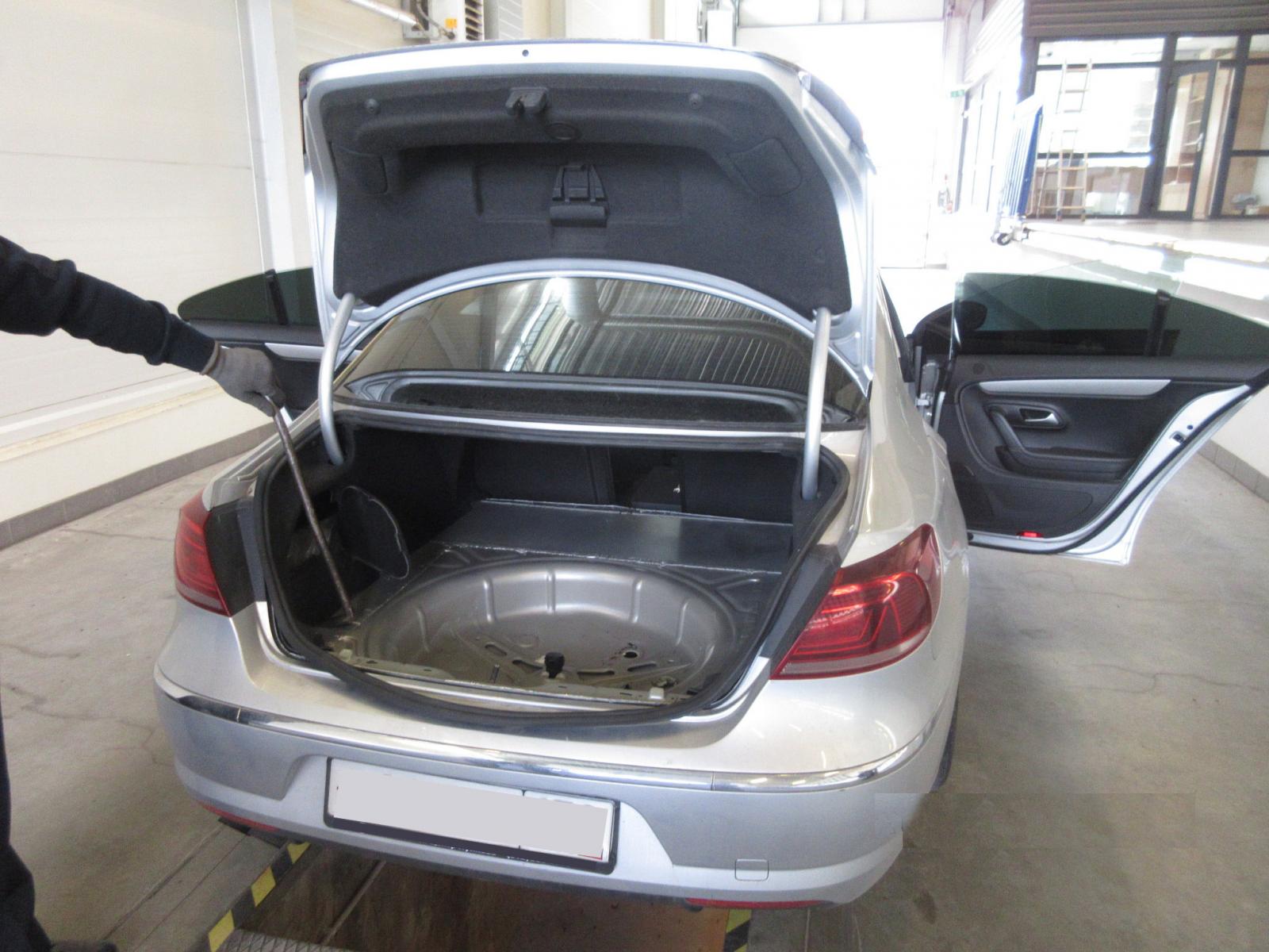 Foto: atrastas narkotikas paslēptas mašīnā