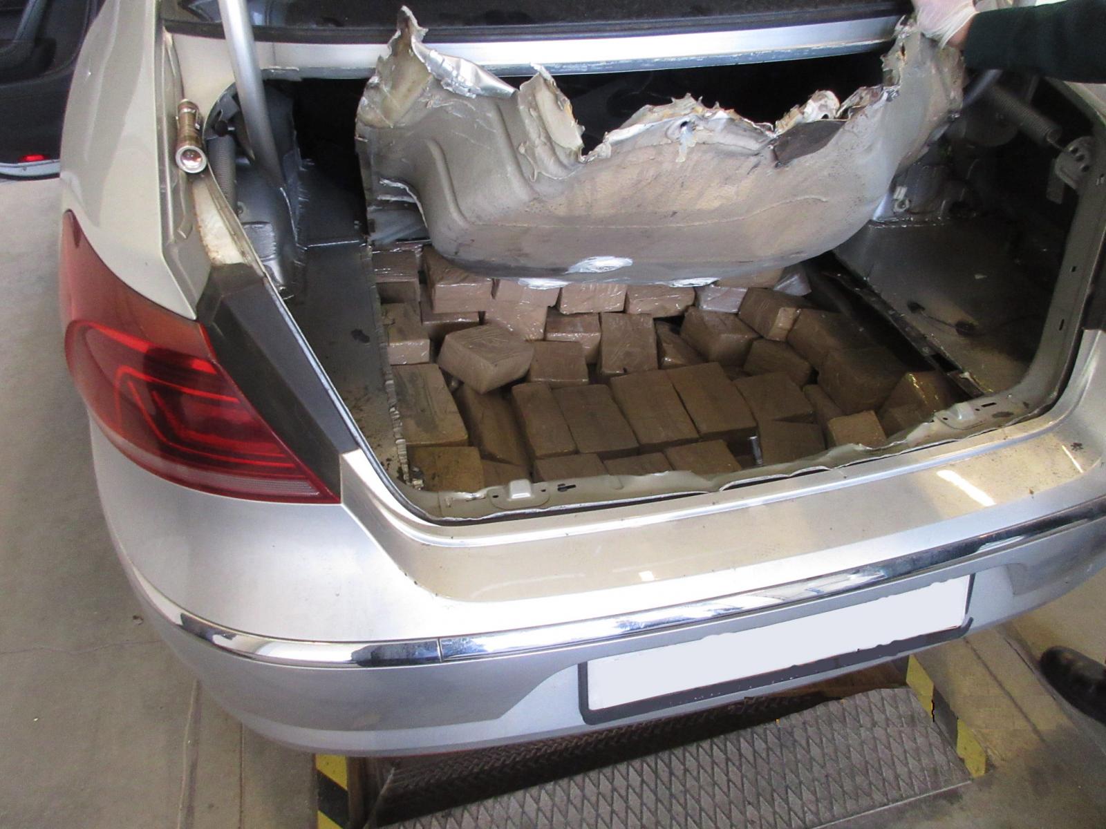 Foto: atrastas narkotikas paslēptas mašīnā